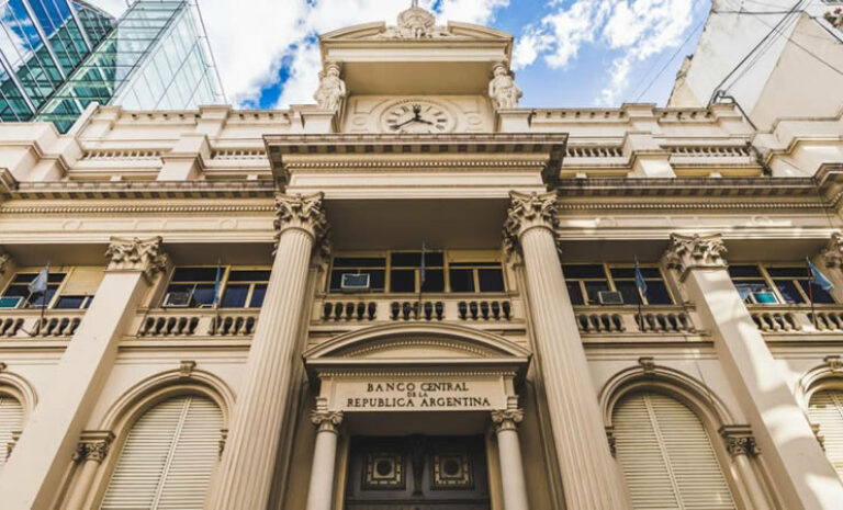 El Banco Central argentino sube tasa de interés a 45% para frenar la escalada del dólar
