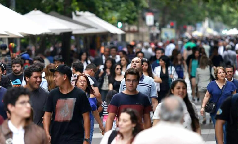 OCDE: alrededor del 50% de los hogares chilenos pertenece a la clase media