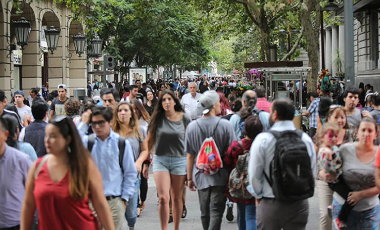 El 50% de los trabajadores en Chile percibe un sueldo que no supera los $450.000