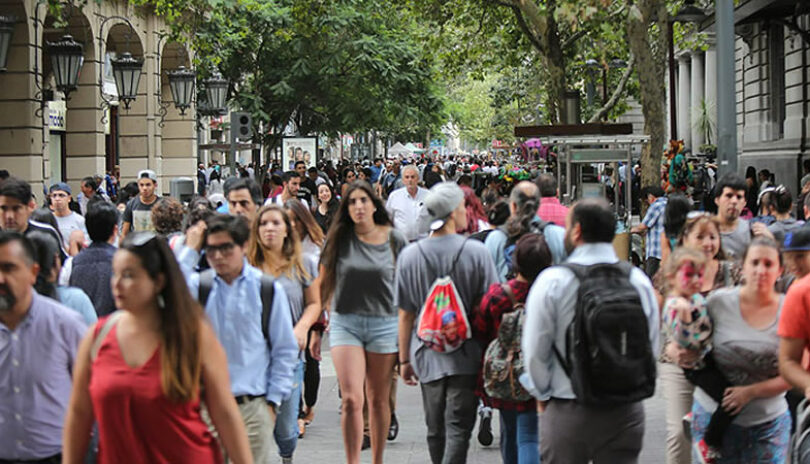 El 50% de los trabajadores en Chile percibe un sueldo que no supera los $450.000