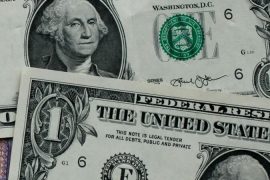 El dólar vuelve a bordear los $700, dejando atrás días a la baja