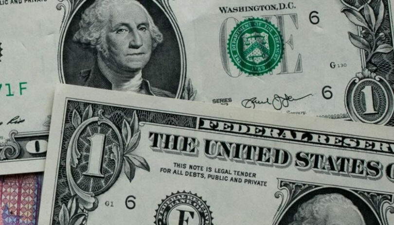 El dólar vuelve a bordear los $700, dejando atrás días a la baja