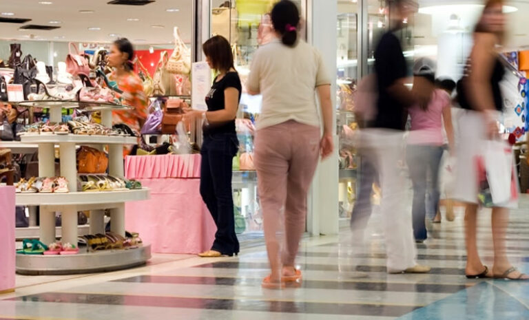Las ventas del sector minorista en la RM anotaron una baja del 3,7% durante junio