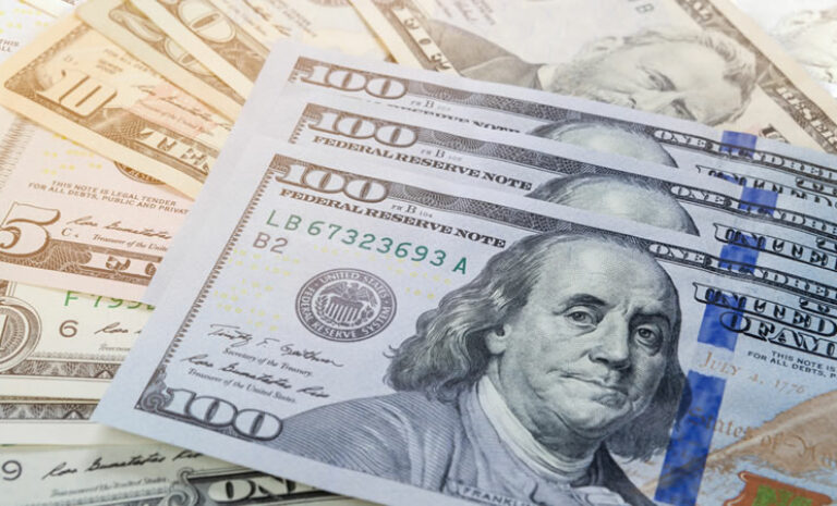 Cotización del dólar alcanza los 724 pesos