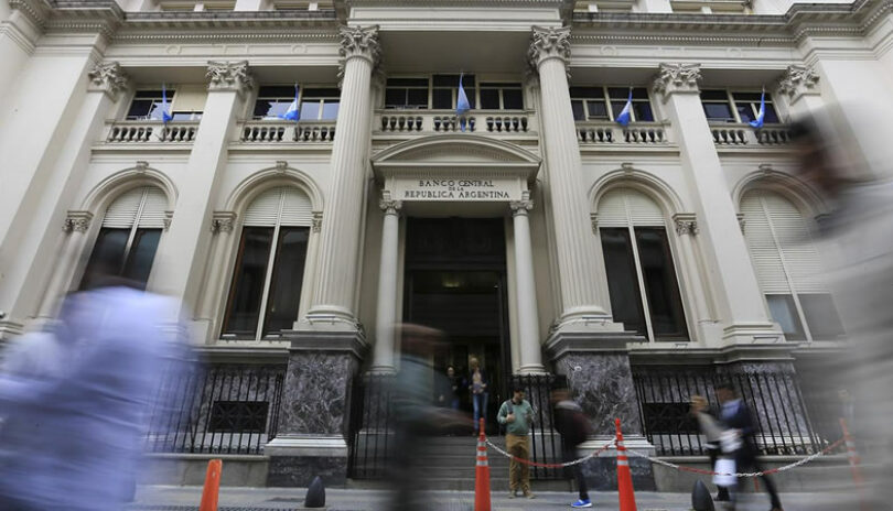 Argentina extiende hasta finales de mayo el plazo para renegociar su deuda externa