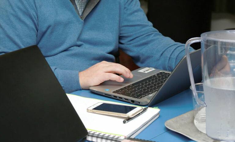 Teletrabajo en Chile: cuatro sectores laborales concentran la mayor parte de trabajos a distancia