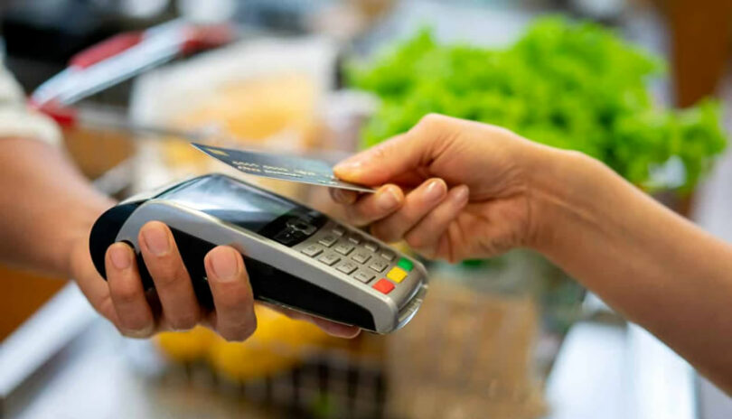 Transbank: Compras con tarjeta de débito registraron alza de 111%
