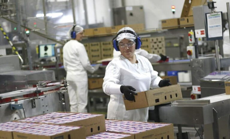 Actividad económica creció un 14% en abril, su mejor registro en casi tres décadas