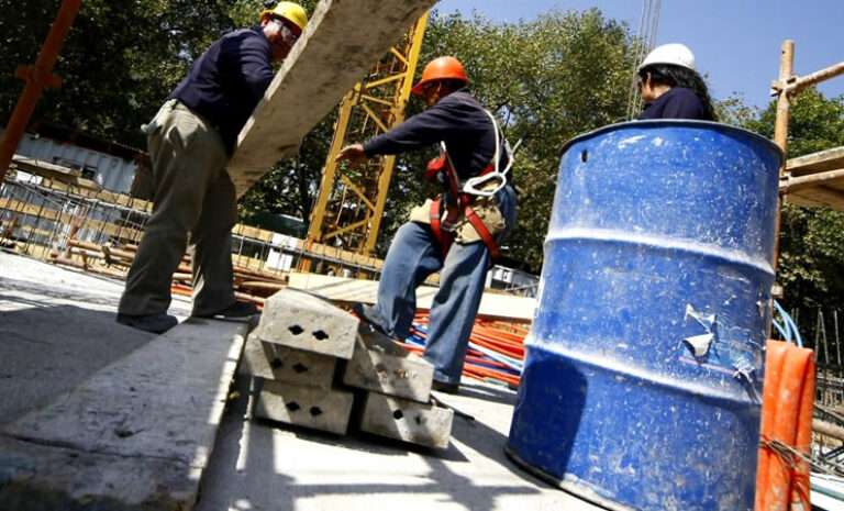 Ofertas de empleo registran alza en abril pero tasa de desempleo en el país se mantiene en dos dígitos