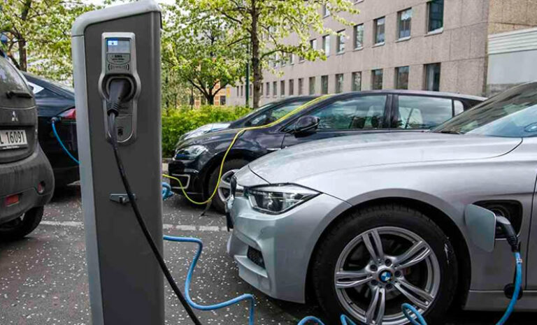 La Unión Europea evalúa prohibir la venta de autos a combustión a partir de 2035