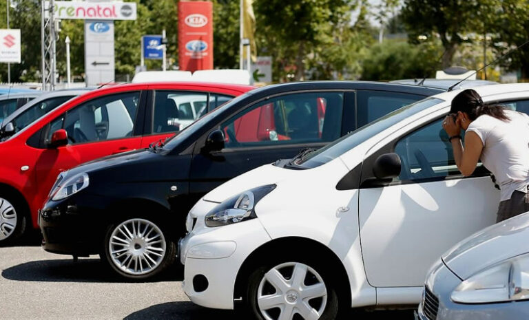 Precios de autos usados continúan al alza y dos camionetas destacan entre las más cotizadas