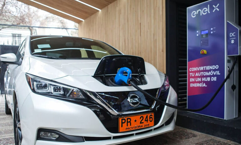 Conozca cuáles son los modelos de autos híbridos y eléctricos más buscados por los chilenos
