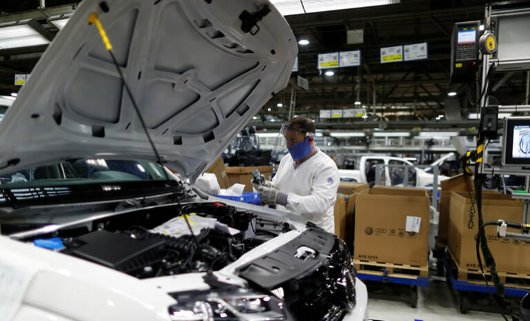 Producción de automóviles en México cae más de 25% ante escasez de semiconductores