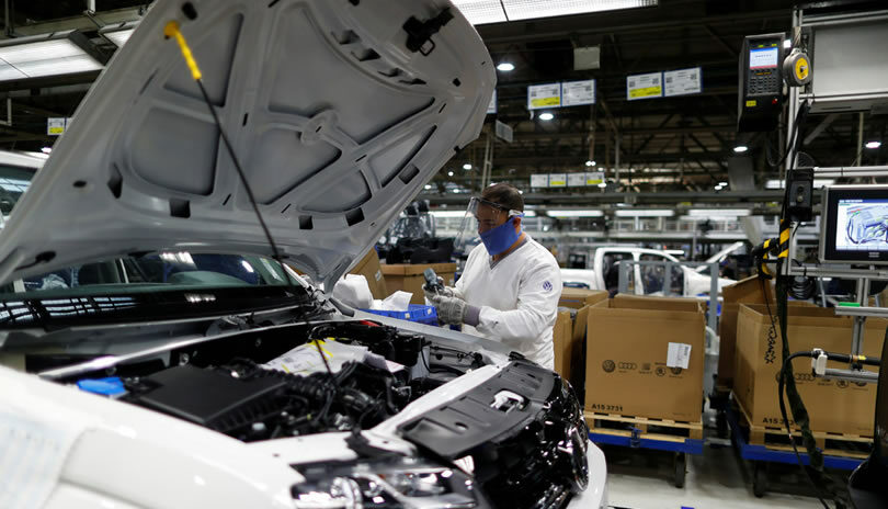 Producción de automóviles en México cae más de 25% ante escasez de semiconductores