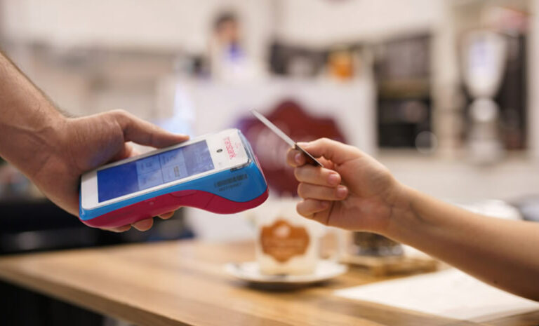 Transbank: Ventas con tarjetas anotaron alza de un 15%, destaca uso de crédito por sobre el débito
