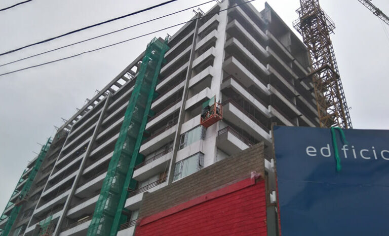 Sector inmobiliario prevé caída del 43% en la venta de viviendas para este año y lenta recuperación para 2023