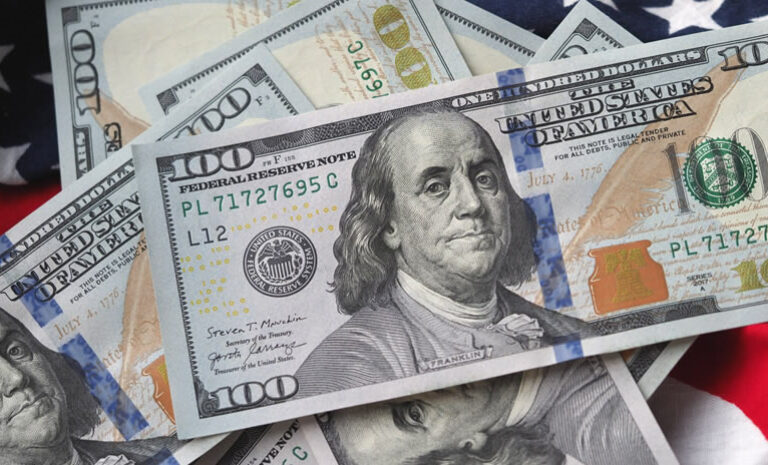 Dólar inicia la jornada al alza y supera los $800 en el mercado local