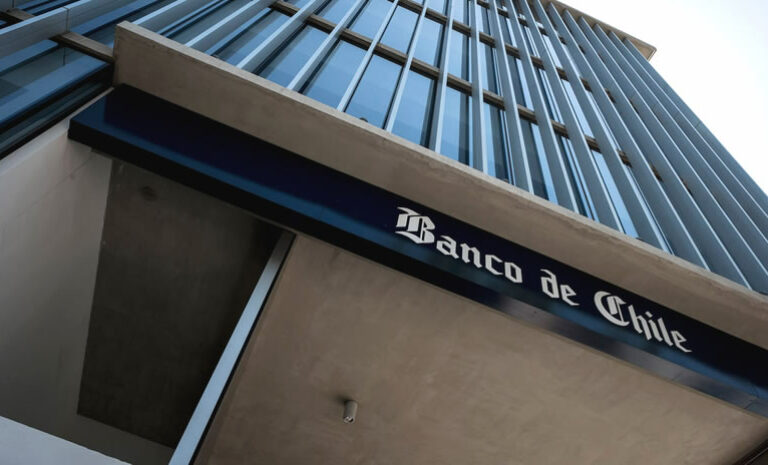 Bancos acumulan ganancias por $502 mil millones durante abril, cayendo un 26,75% en 12 meses
