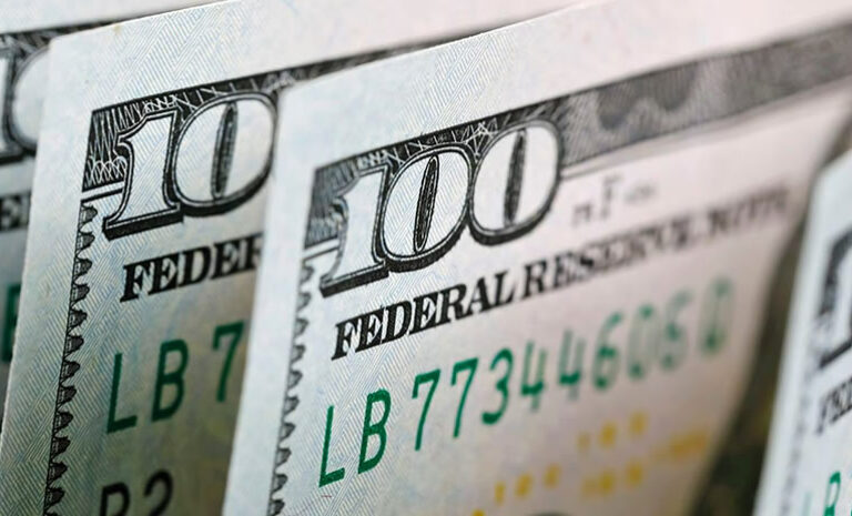 El dólar repunta frente al euro, que cae a mínimos de los últimos tres meses