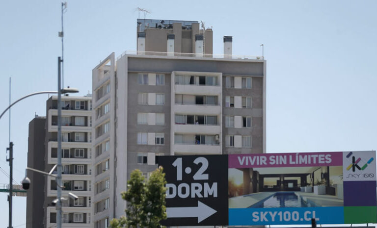 Precios de arriendo de departamentos anotan caídas de hasta un 65% en 3 comunas del Gran Santiago