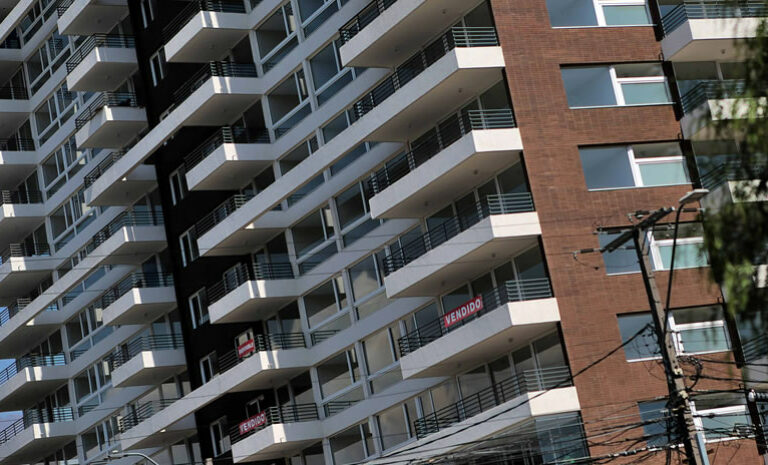 Precios de arriendo de departamentos registran caída de hasta un 12% en 2 comunas de la RM