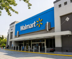 Utilidades de Walmart aumentan un 53% en el 2T, eleva y supera estimaciones de ventas