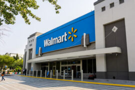 Utilidades de Walmart aumentan un 53% en el 2T, eleva y supera estimaciones de ventas