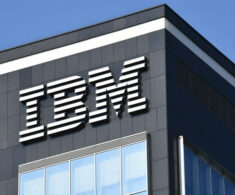 IBM cuadriplicó sus utilidades en 2023 impulsado por servicios de IA y nube híbrida