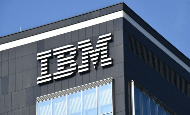 IBM cuadriplicó sus utilidades en 2023 impulsado por servicios de IA y nube híbrida