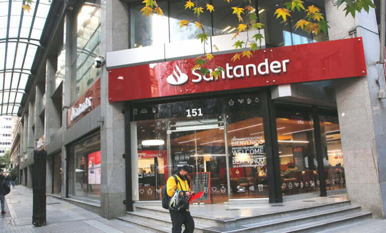Santander anuncia iniciativas estratégicas para 2024: Se podrá transferir al extranjero sin comisiones