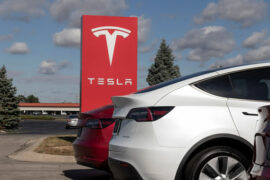 Valor de la marca Tesla disminuyó un 26% por antigüedad de sus vehículos y la figura de Musk