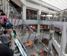 Comercio en la Región Metropolitana vuelve a crecer en marzo, liderado por vestuario y electrónica