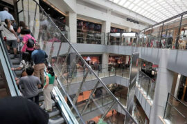 Comercio en la Región Metropolitana vuelve a crecer en marzo, liderado por vestuario y electrónica