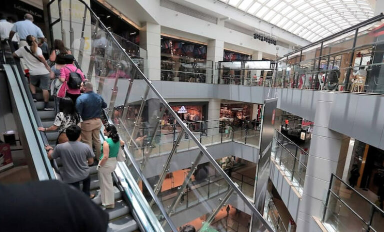 Comercio en la Región Metropolitana vuelve a crecer en marzo, liderado por vestuario y electrónica