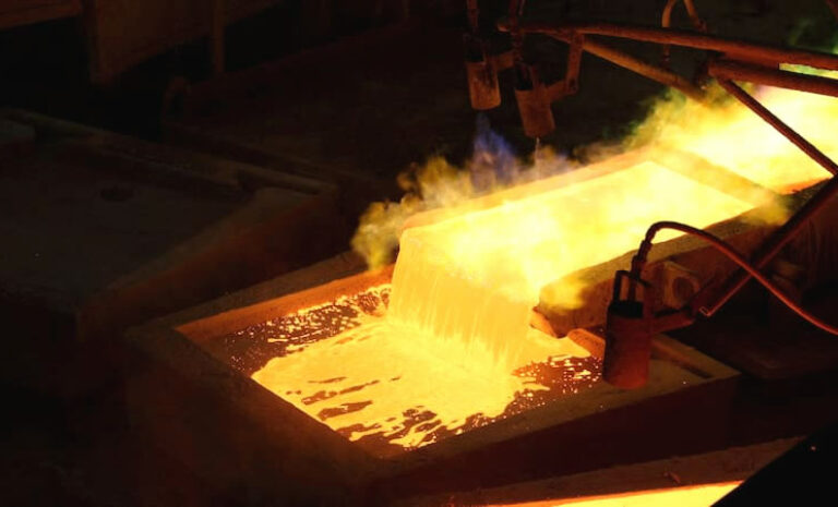 Producción industrial en Chile crece 12,1 % en abril impulsada por la minería