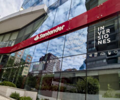 Santander y Stellantis concretan alianza para impulsar el financiamiento de vehículos nuevos en Chile