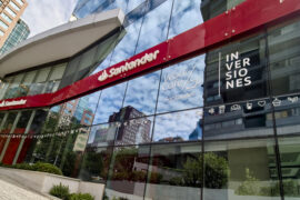 Santander y Stellantis concretan alianza para impulsar el financiamiento de vehículos nuevos en Chile