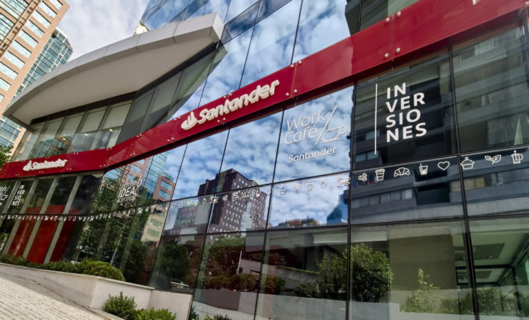 Santander y Stellantis concretan alianza para impulsar el financiamiento de vehículos nuevos en Chile