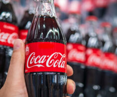 Coca-Cola eleva sus utilidades más de 20% en 2025, pero sus acciones retroceden en bolsa