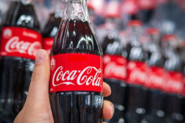 Coca-Cola eleva sus utilidades más de 20% en 2025, pero sus acciones retroceden en bolsa