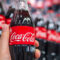 Coca-Cola eleva sus utilidades más de 20% en 2025, pero sus acciones retroceden en bolsa