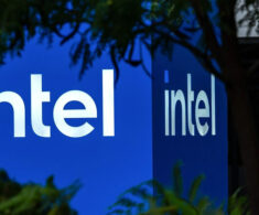 Intel lidera avance entre fabricantes de chips con alza bursátil de 220% en doce meses