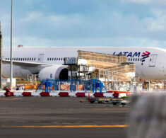 LATAM ajusta a la baja su proyección de utilidades para 2026 ante mayores costos de combustible