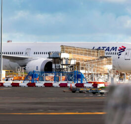 LATAM ajusta a la baja su proyección de utilidades para 2026 ante mayores costos de combustible