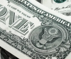 Dólar supera los $990 durante la jornada tras dato inflacionario de Estados Unidos