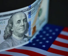 Dólar se mantiene sobre $995 en Chile pese a la caída del petróleo