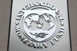 FMI mejora proyección económica mundial, pero advierte riesgos por deuda e inflación