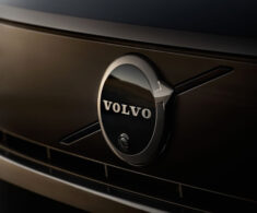 Acciones de Volvo Cars caen 27% tras reportar fuertes pérdidas trimestrales